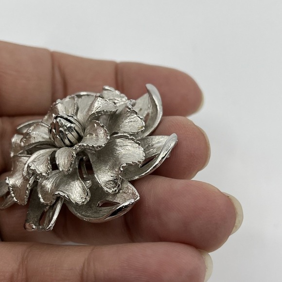 Vtg Signed Corocraft Enamel Chrysanthemum spider mum Silver flower brooch 2" - Picture 3 of 9